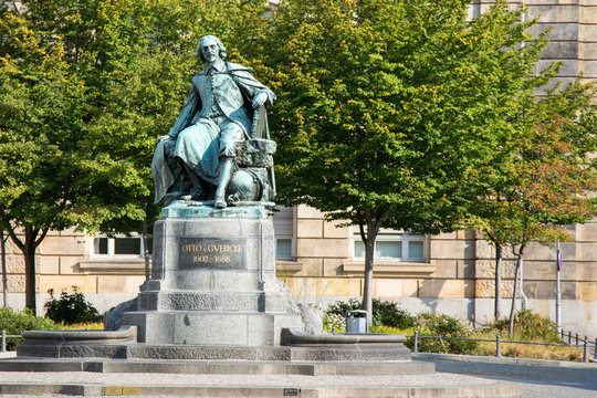 Statue Erfinder und Bürgermeister Otto von Guericke in Magdeburg