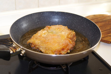 鶏もも肉の唐揚げを作っているところ