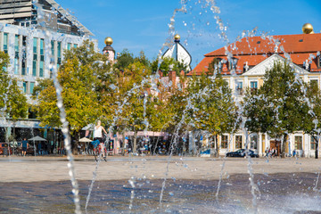 Domplatz in Magdeburg mit Wasserspiel, Springbrunnen, Landtag, Domviertel und Grüner Zitadelle von...