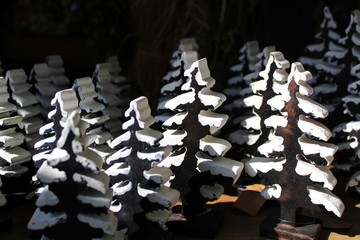 Weihnachtsbäume aus Holz auf einem Markt
