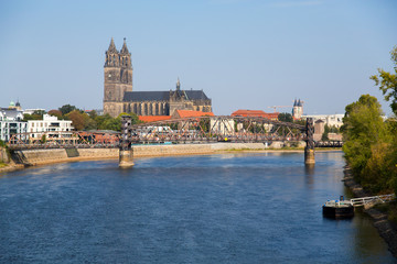 Magdeburger Dom an der Elbe mit Hubbrücke an einem Vormittag im Spätsommer