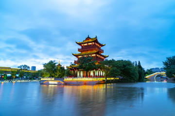 Fototapeta premium Nocny krajobraz chińskich ogrodów klasycznych.
