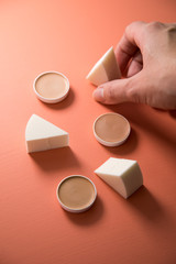 Frau nutzt Makeup Beauty  Schwämme und  Camouflage Pfännchen 