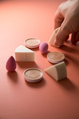 Frau nutzt Makeup Beauty  Schwämme und  Camouflage Pfännchen 