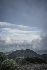 霞がかる九重の山
