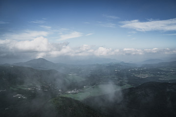 霞がかる九重の山々