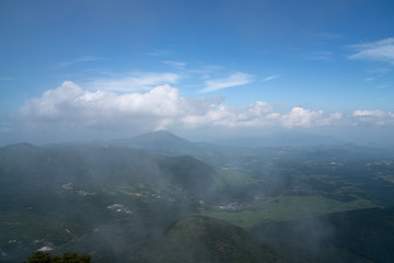 霞がかる九重の山々