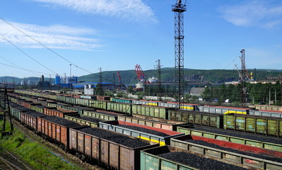 Obraz premium Railway carriages with coal at the sea port