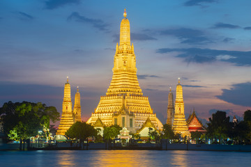 Naklejka premium Beautiful Landmark of Bangkok, Thailand. This is Wat Arun temple during sunset.