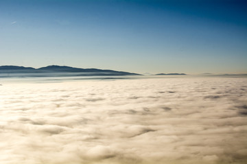 Una vista delle nuvole dall'alto che sembrano un oceano con le montagne che diventano isole 