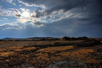 paisaje al atardecer nublado