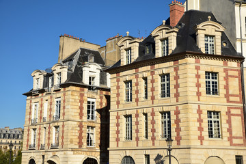 Immeuble pierre et brique à Paris sur l'île de la Cité, France