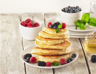 pancakes with berries