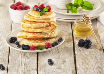 pancakes with berries
