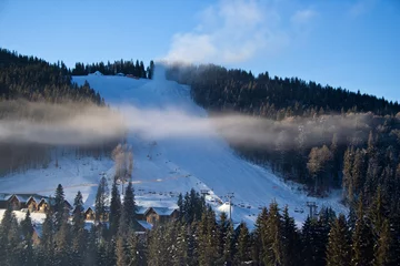 Foto auf Acrylglas Wald im Nebel Ein sonniger Wintertag in Bukovel. Ukraine Karpaten