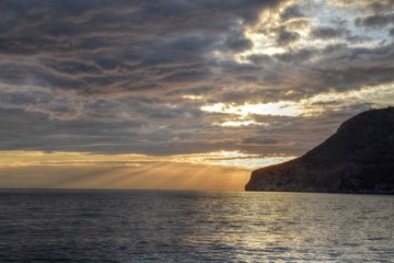 atardecer  con nubes en el mar
