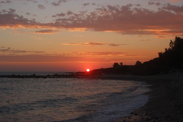 Obraz premium Beautiful sunset at Riza beach at the region of Preveza in Greece, in a cloudy day