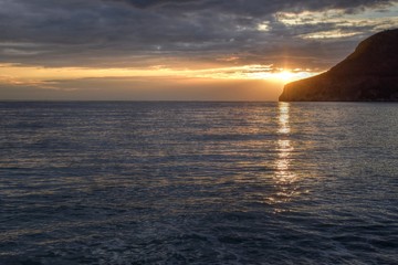 atardecer  con nubes en el mar