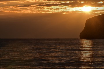 atardecer  con nubes en el mar