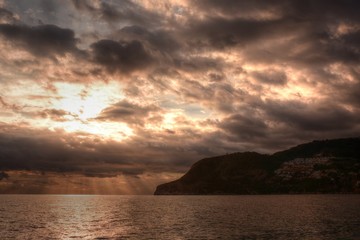 atardecer  con nubes en el mar