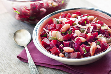 Salad with beetroot, kidney beans and pickles