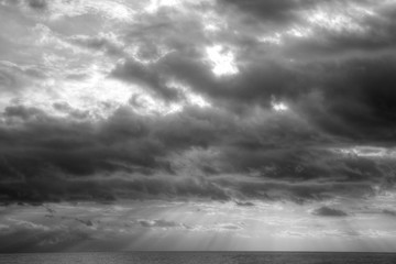 atardecer  con nubes en el mar