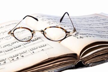Notenblatt mit Brille
