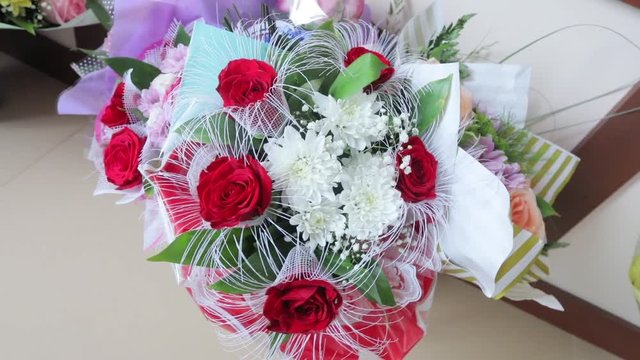 Sale of bouquets of flowers at low prices.