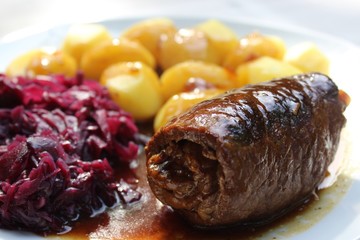 Hausgemachte Rinderroulade, traditionelles deutsches Gericht, klassisch zubereitet mit Rotkohl,...