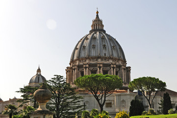 Roma, la Cupola di San Pietro dai Giardini Vaticani