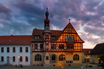 Obraz premium historisches Rathaus Harzgerode im Sonnenuntergang