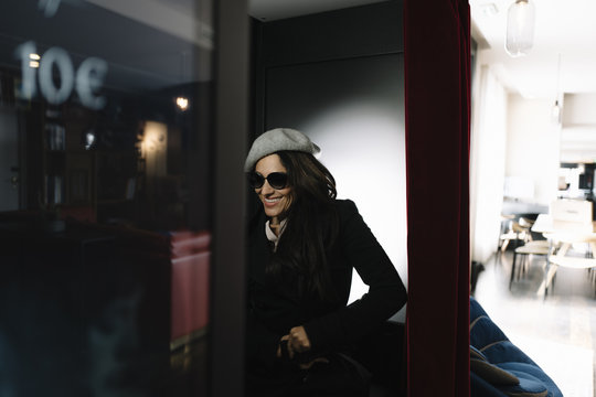 Portrait de femme dans le photomaton