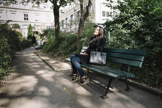 Femme assise dans un square de Paris, Montmartre, France