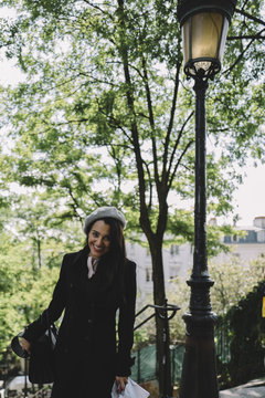Femme marchant dans le rue de Paris, Montmartre, France