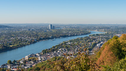 Fototapeta premium Blick vom Drachenfelsplateau in Richtung Bonn