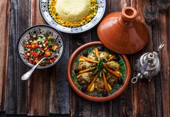 Foto auf Acrylglas Marokko Hühnchen-Tajine der marokkanischen Küche, Couscous und Salat