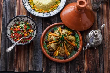 Photo sur Plexiglas Plats de repas Morrocan cuisine chicken tajine, couscous and salad