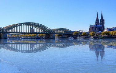 Kölner Rheinufer mit Spieglung des Doms im Wasser von Norden