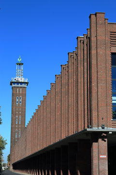 R&uuml;ckseite der K&ouml;lnmesse mit Messeturm