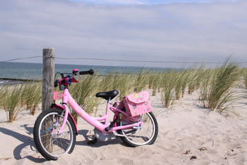 Obraz premium Childrens bike in the dunes