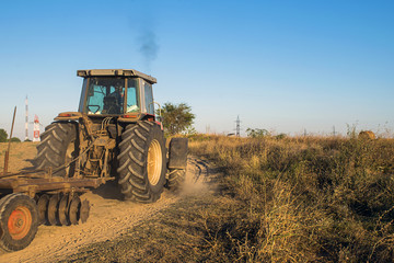 Naklejka premium Przenoszenie ciągnika na polnej drodze