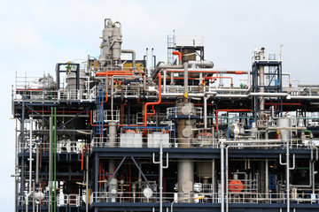 Labyrinth of pipelines