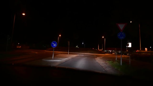 N&auml;chtliche Autofahrt durch einen Kreisverkehr