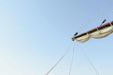 Obraz premium Sails and ropes of the main mast of a caravel ship, Santa María Columbus ships