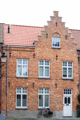 Fototapeta na wymiar Bicycle and traditional houses at the historic town of Bruges