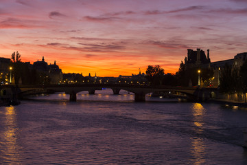 Fototapeta premium Spectacular crimson sunset over the Seine River in Paris