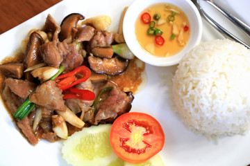 Fried beef with oyster sauce