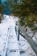 Obraz premium Snow-covered wooden staircase down