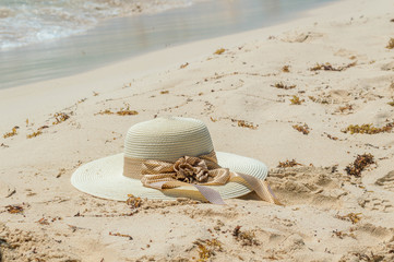 sombrero de mujer sobre la arena