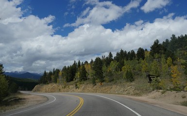 Fototapeta premium Panoramic scenery with winding roads at the Roosevelt National Forest in Colorado